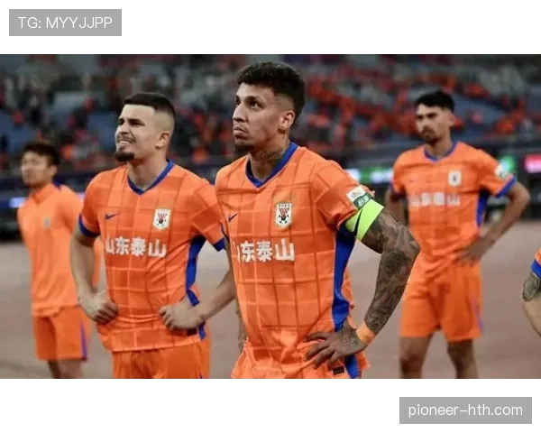 克雷桑一拿球就亮灯,山东泰山进攻却越踢越单薄,核心依赖加剧战术失衡 克雷桑一拿球就亮灯,山东泰山进攻却越踢越单薄,核心依赖加剧战术失衡