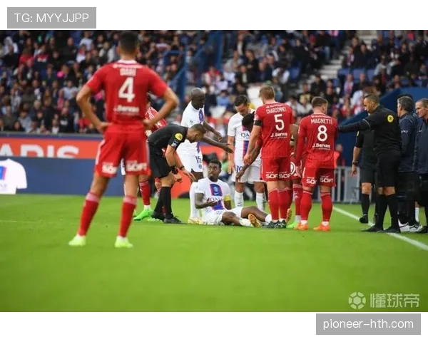 铲球后带人算犯规吗?裁判判罚标准全解析