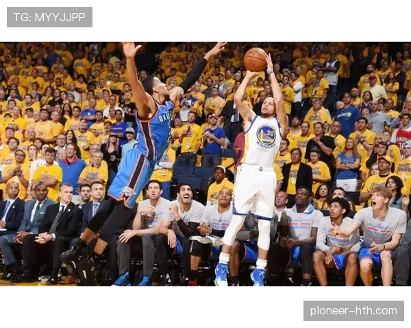 乔·约翰逊无球跑动提升三分效率显著拉开对手防线