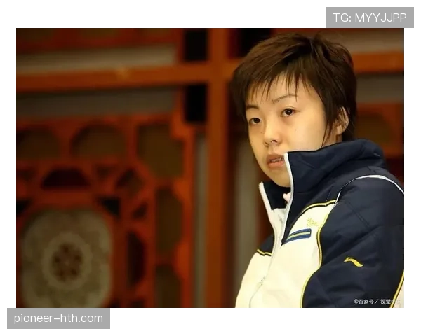 张怡宁买个咖啡都得先掏出哪个牌子信用卡，普通人真看不懂